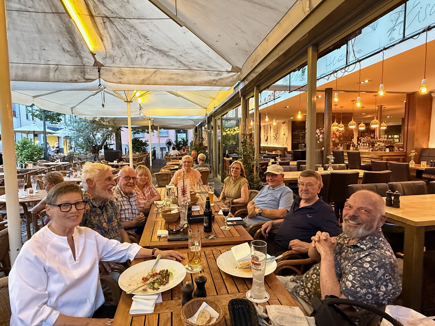 Die Runde des Hessenstammtischs auf der Terrasse des Chez Léon